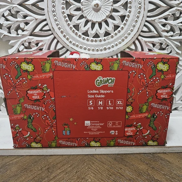 NEW The Grinch Ladies Slippers 5/6- White - Picture 3 of 5